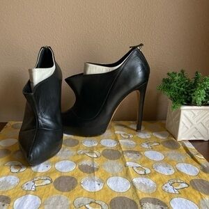 Rupert Sanderson London black tuxedo leather heels 39